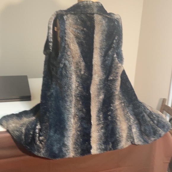 Jessica Simpson faux fur open vest - Picture 2 of 5